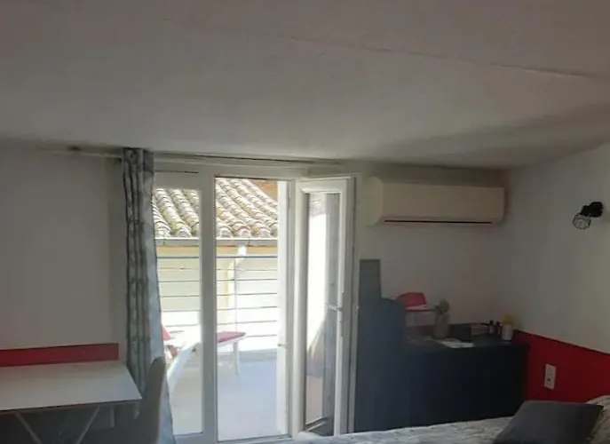 Chambre ,Terrasse, A Dames Exclusivement Women Only